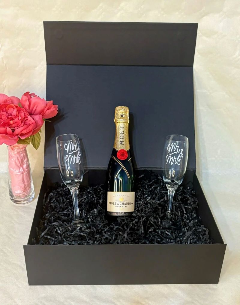 Moët Champagne Box (375ml) – Personalized Elegance 🍾🎁
