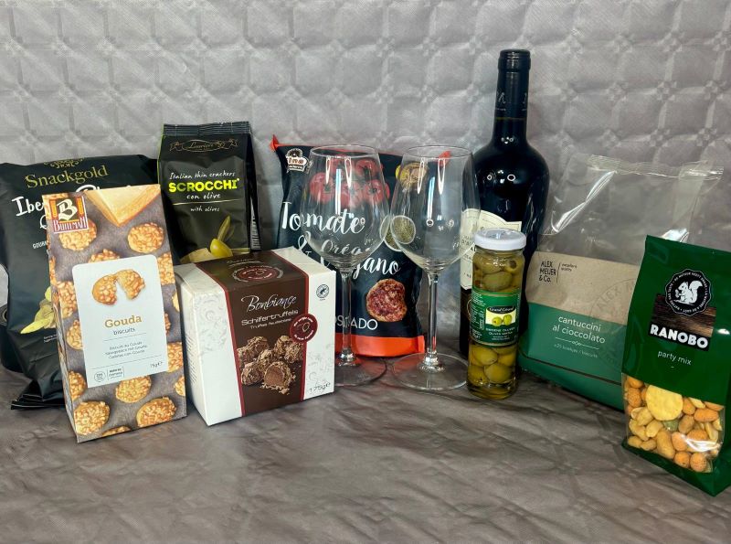 Gourmet Box Red Wine & Delights π·π«